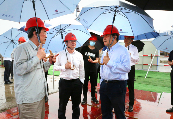 省人大常委會黨組副書記、副主任李衛(wèi)寧（右一）調研浙能樂清電廠三期項目。 樓瑋瑤 攝.jpg