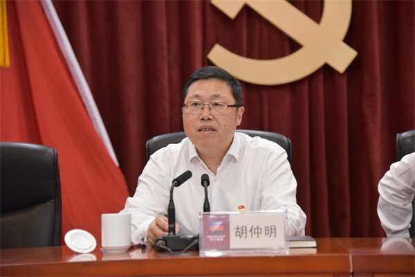 集團(tuán)黨委書記、董事長胡仲明上專題黨課。 祝益軍 攝.jpg