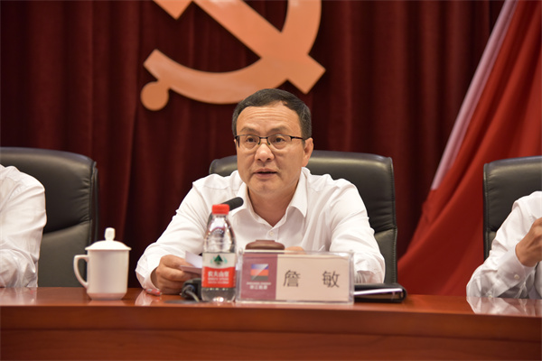 集團(tuán)黨委副書記、總經(jīng)理詹敏宣讀表彰文件。 祝益軍 攝.jpg