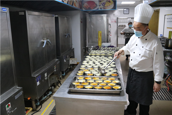 浙能物業(yè)余杭分公司全體動(dòng)員，為大廈職工提供晚餐。 賀鋼馗 攝.jpg