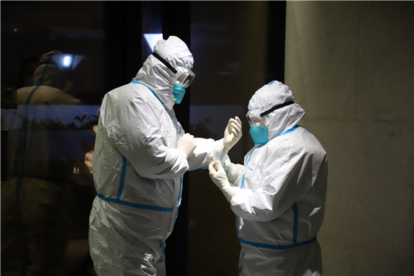 醫(yī)護(hù)人員化身暖心大白，守護(hù)人民健康。 殷夢(mèng)奇 攝.jpg